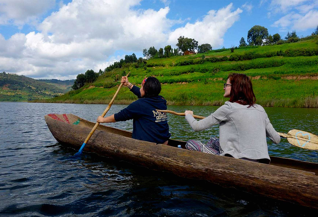 canoe ride on lake bunyonyi