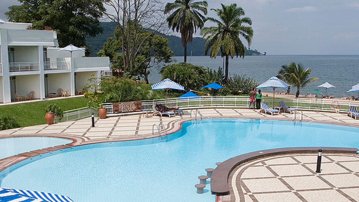 Are there lakeside resorts on Lake Kivu?