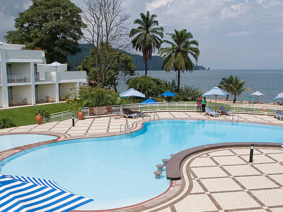 Are there lakeside resorts on Lake Kivu?