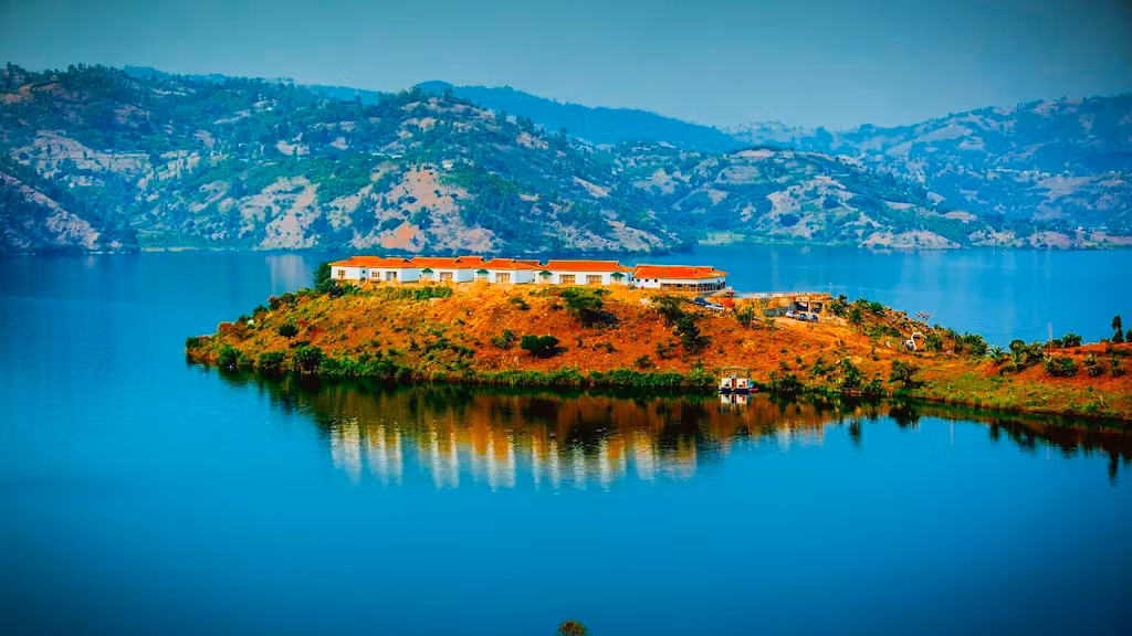 Are there lakeside resorts on Lake Kivu?