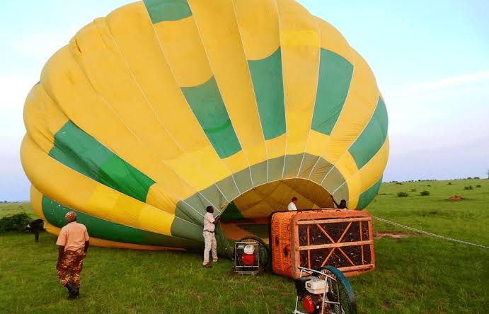 Can I take a hot air balloon over Murchison Falls?