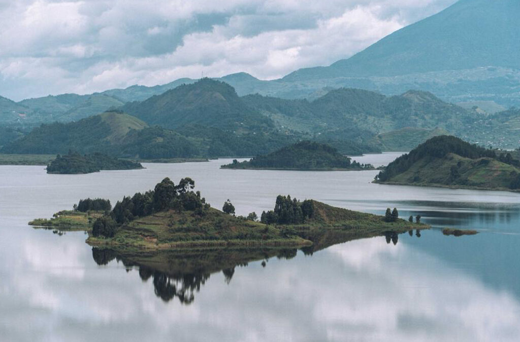 Canoeing on Lake Mutanda & Gorilla Trekking in Nkuringo